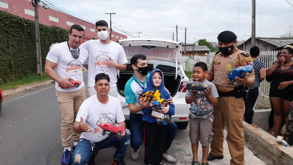 Foto 3 / Caravana da Xicória entrega doces e brinquedos no Dia das Crianças 